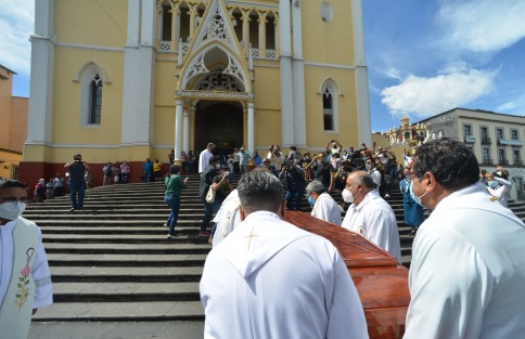 Aproximadamente a la 16:00 horas de este domingo llegaron a la Catedral de Xalapa los restos del Arzobispo Hipólito Reyes Larios. Allí será velado.