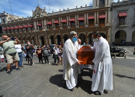 Aproximadamente a la 16:00 horas de este domingo llegaron a la Catedral de Xalapa los restos del Arzobispo Hipólito Reyes Larios. Allí será velado.