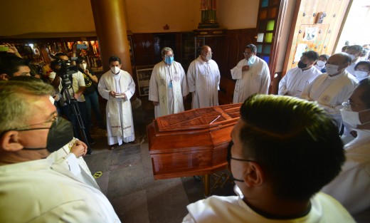 El féretro fue recibido por un grupo de sacerdotes mientras las campañas repicaban. 