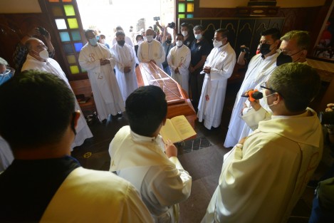El féretro fue recibido por un grupo de sacerdotes mientras las campañas repicaban. 