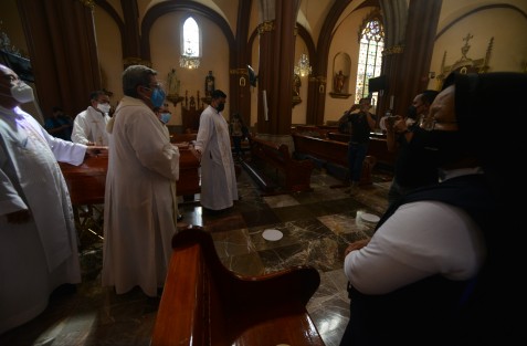 El féretro fue recibido por un grupo de sacerdotes mientras las campañas repicaban. 