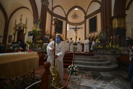 El féretro fue recibido por un grupo de sacerdotes mientras las campañas repicaban. 