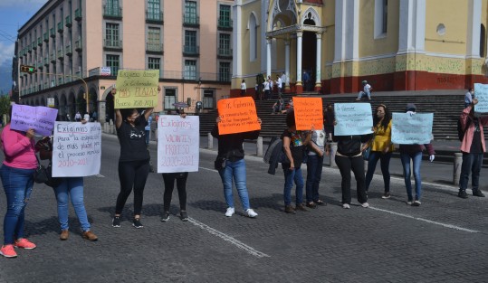 Egresados de Licenciatura en Educación bloquearon la calle Enríquez frente a Palacio de Gobierno para exigir plazas y creación de más de ellas pues aseguran reúnen los requisitos para una de ellas.   