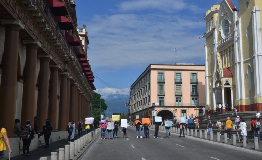 Egresados de Licenciatura en Educación bloquearon la calle Enríquez frente a Palacio de Gobierno para exigir plazas y creación de más de ellas pues aseguran reúnen los requisitos para una de ellas.   