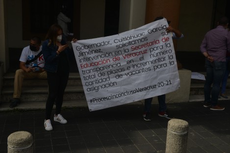 Egresados de Licenciatura en Educación bloquearon la calle Enríquez frente a Palacio de Gobierno para exigir plazas y creación de más de ellas pues aseguran reúnen los requisitos para una de ellas.   