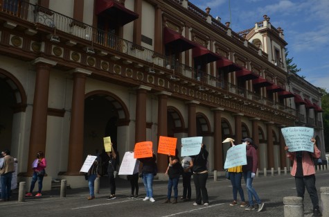 Egresados de Licenciatura en Educación bloquearon la calle Enríquez frente a Palacio de Gobierno para exigir plazas y creación de más de ellas pues aseguran reúnen los requisitos para una de ellas.   
