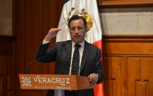 El gobernador Cuitláhuac García advirtió que Veracruz está en naranja pero subiendo, en el semáforo COVID federal. Sobre el nuevo decreto contra la Tercera Ola que aplicará para 131 municipios en rojo, destacó que no se detiene ninguna actividad esencial o no esencial. 