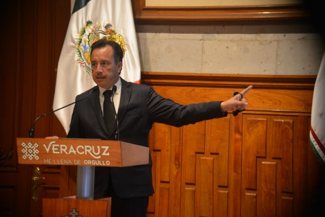 El gobernador Cuitláhuac García advirtió que Veracruz está en naranja pero subiendo, en el semáforo COVID federal. Sobre el nuevo decreto contra la Tercera Ola que aplicará para 131 municipios en rojo, destacó que no se detiene ninguna actividad esencial o no esencial. 