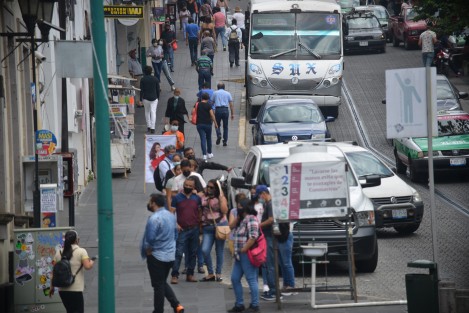 Pese al llamado de las autoridades desde hace un mes a restringir actividades, las calles de Xalapa siguen abarrotadas de personas, sí con cubrebocas, pero imposible la sana distancia.