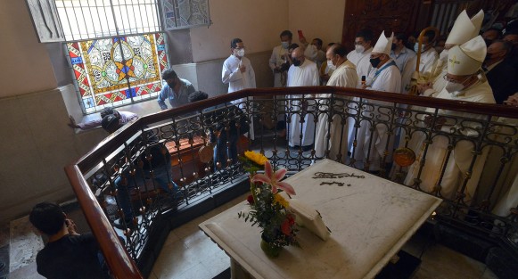 Los restos del Arzobispo Hipólito Reyes Larios fueron sepultados junto a la tumba de San Rafael Guízar, en la fosa que en algún tiempo guardó los restos del obispo Manuel Pío López. Ahí podrá ser visitado por los fieles. 