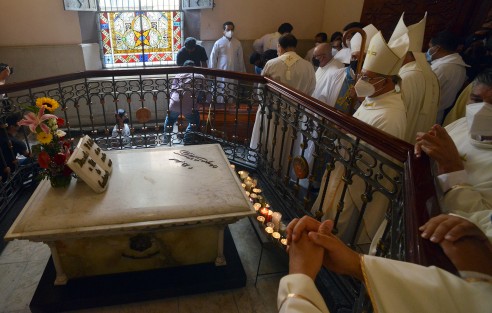 Los restos del Arzobispo Hipólito Reyes Larios fueron sepultados junto a la tumba de San Rafael Guízar, en la fosa que en algún tiempo guardó los restos del obispo Manuel Pío López. Ahí podrá ser visitado por los fieles. 
