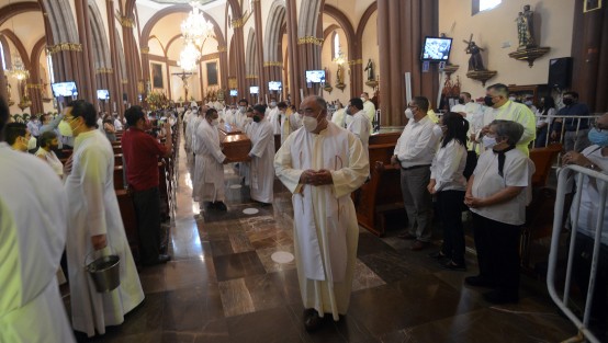 Al finalizar la misa de exequias, el féretro fue trasladado por sacerdotes a la capilla de San Rafael Guízar, ahí mismo en la catedral, para ser sepultado justo a un lado de la tumba del santo.   