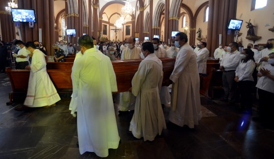Al finalizar la misa de exequias, el féretro fue trasladado por sacerdotes a la capilla de San Rafael Guízar, ahí mismo en la catedral, para ser sepultado justo a un lado de la tumba del santo.   