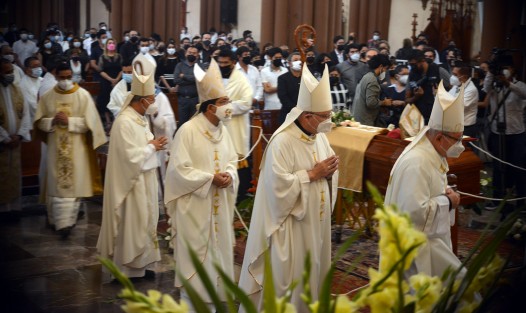 Debido a las restricciones sanitarias, al interior de la Catedral para participar en la eucaristía, sólo tuvieron acceso  casi exclusivamente: familiares y religiosos, entre los últimos varios obispos y sacerdotes de otras diócesis. 