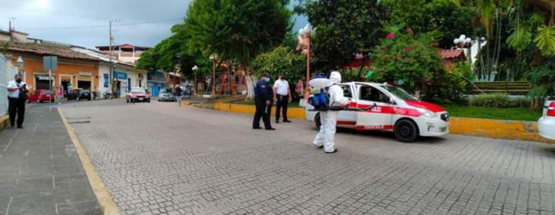 Como parte de las acciones coordinadas entre el H. Ayuntamiento de Teocelo que preside el alcalde Mario Antonio Chama Díaz y las Autoridades Sanitarias Estatales en la PRIMERA SEMANA DE MEDIDAS EXTRAORDINARIAS CONTRA LA TERCERA OLA POR COVID-19, el día de hoy se llevaron a cabo actividades informativas a la población, exhortos y se desinfectaron unidades particulares y de transporte público en sus diferentes modalidades. 