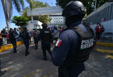 A las 11:30 hrs de esta mañana se recibió el reporte de percepción de vibraciones en el Centro de Cancerología en la ciudad de Xalapa, por lo que se realizó la evacuación precautoria de 400 personas. Como parte del programa Hospital Seguro, personal especializado realiza la evaluación de las instalaciones.