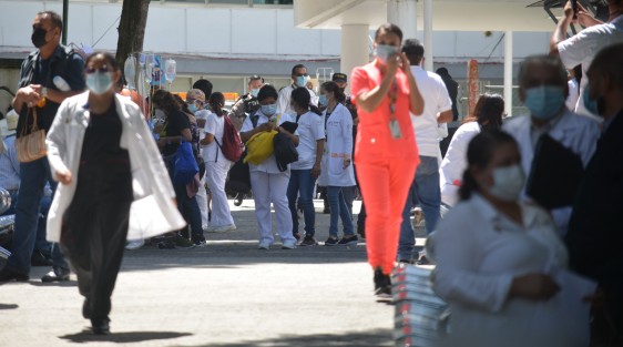 A las 11:30 hrs de esta mañana se recibió el reporte de percepción de vibraciones en el Centro de Cancerología en la ciudad de Xalapa, por lo que se realizó la evacuación precautoria de 400 personas. Como parte del programa Hospital Seguro, personal especializado realiza la evaluación de las instalaciones.