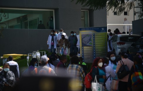 A las 11:30 hrs de esta mañana se recibió el reporte de percepción de vibraciones en el Centro de Cancerología en la ciudad de Xalapa, por lo que se realizó la evacuación precautoria de 400 personas. Como parte del programa Hospital Seguro, personal especializado realiza la evaluación de las instalaciones.