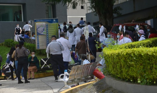 A las 11:30 hrs de esta mañana se recibió el reporte de percepción de vibraciones en el Centro de Cancerología en la ciudad de Xalapa, por lo que se realizó la evacuación precautoria de 400 personas. Como parte del programa Hospital Seguro, personal especializado realiza la evaluación de las instalaciones.