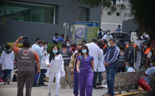A las 11:30 hrs de esta mañana se recibió el reporte de percepción de vibraciones en el Centro de Cancerología en la ciudad de Xalapa, por lo que se realizó la evacuación precautoria de 400 personas. Como parte del programa Hospital Seguro, personal especializado realiza la evaluación de las instalaciones.