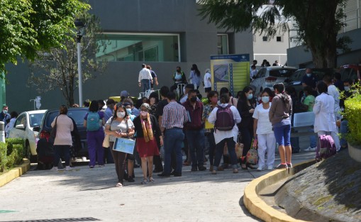 A las 11:30 hrs de esta mañana se recibió el reporte de percepción de vibraciones en el Centro de Cancerología en la ciudad de Xalapa, por lo que se realizó la evacuación precautoria de 400 personas. Como parte del programa Hospital Seguro, personal especializado realiza la evaluación de las instalaciones.