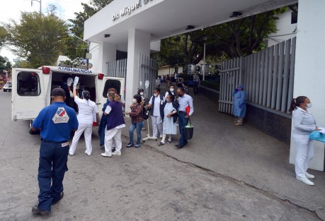 Temor e incertidumbre causó entre pacientes, personal y hasta conductores de ambulancias, el desalojo del Centro de Estatal de  Cancerología Miguel Dorantes Meza,  en Xalapa,  luego de que al parecer las vibraciones por un daño estructural en el segundo piso del inmueble prendiera los focos rojos  y se decidiera desalojar el inmueble.  