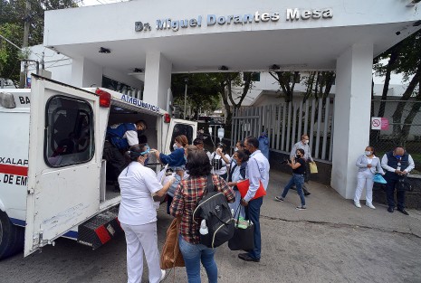 Temor e incertidumbre causó entre pacientes, personal y hasta conductores de ambulancias, el desalojo del Centro de Estatal de  Cancerología Miguel Dorantes Meza,  en Xalapa,  luego de que al parecer las vibraciones por un daño estructural en el segundo piso del inmueble prendiera los focos rojos  y se decidiera desalojar el inmueble.  