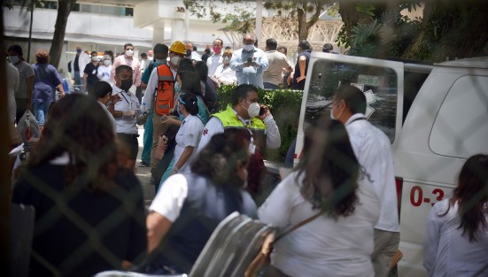 Temor e incertidumbre causó entre pacientes, personal y hasta conductores de ambulancias, el desalojo del Centro de Estatal de  Cancerología Miguel Dorantes Meza,  en Xalapa,  luego de que al parecer las vibraciones por un daño estructural en el segundo piso del inmueble prendiera los focos rojos  y se decidiera desalojar el inmueble.  