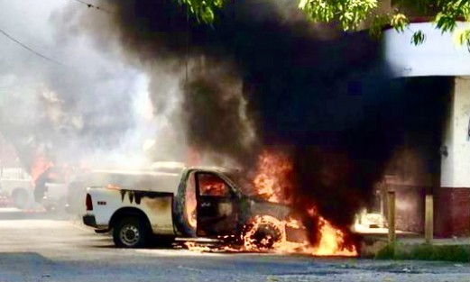 Vehículos fueron  incendiados por delincuencia organizada en Fiscalía de Tezonapa, Ver., en respuesta a un operativo en casa de seguridad en en Campo Grande, Ixtaczoquitlán, Ver.. Tensión en la región por lo que se advirtió a la población no circular a menos que sea indispensable.  