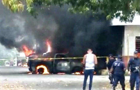Vehículos fueron  incendiados por delincuencia organizada en Fiscalía de Tezonapa, Ver., en respuesta a un operativo en casa de seguridad en en Campo Grande, Ixtaczoquitlán, Ver.. Tensión en la región por lo que se advirtió a la población no circular a menos que sea indispensable.  