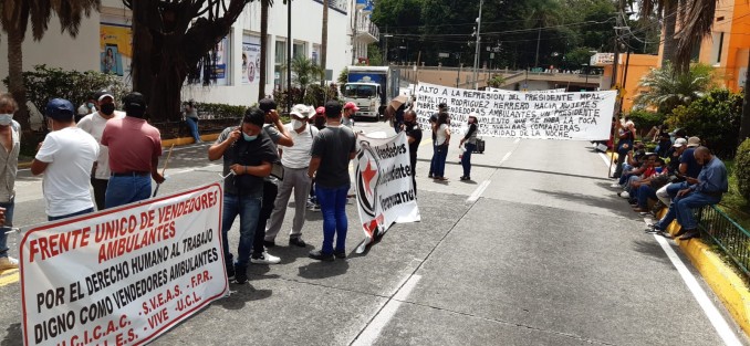 Comerciantes informales presentaron ante la Unidad Integral de Procuración de Justicia (UIPJ), una denuncia contra  el alcalde Hipólito Rodríguez Herrero; el subdirector de Comercio, Oshman Escudero Ramírez; la jefa del Departamento de Inspección y Atención Comercial (DIAC), Ana Dixon Acosta, por el desalojo del pasado 17 de julio en la zona del  mercado Los Sauces.