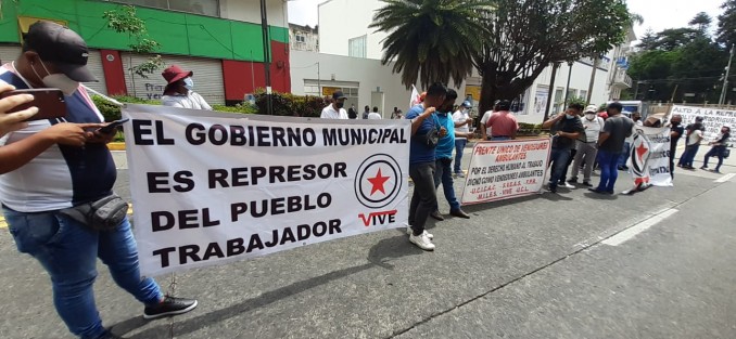 Los inconformes dijeron que fueron usados marros, martillos y barretas para abrir los puestos, y les fue robada su mercancía y mobiliario.  