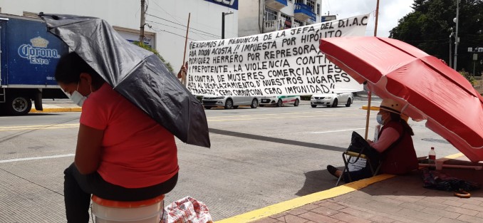 Comerciantes informales presentaron ante la Unidad Integral de Procuración de Justicia (UIPJ), una denuncia contra  el alcalde Hipólito Rodríguez Herrero; el subdirector de Comercio, Oshman Escudero Ramírez; la jefa del Departamento de Inspección y Atención Comercial (DIAC), Ana Dixon Acosta, por el desalojo del pasado 17 de julio en la zona del  mercado Los Sauces.