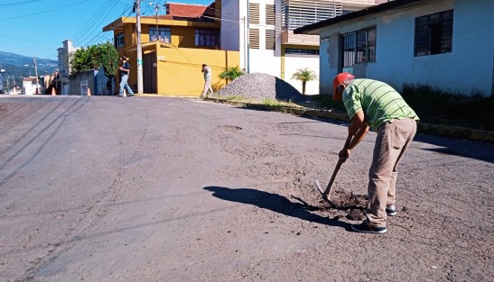 Ante la nula respuesta de autoridades municipales de reparar la calle Agua Dulce de la colonia Niños Héroes, vecinos del lugar decidieron comprar material y repararla ellos mismos.  