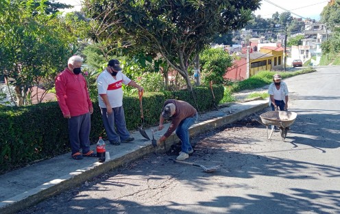 Ante la nula respuesta de autoridades municipales de reparar la calle Agua Dulce de la colonia Niños Héroes, vecinos del lugar decidieron comprar material y repararla ellos mismos.  