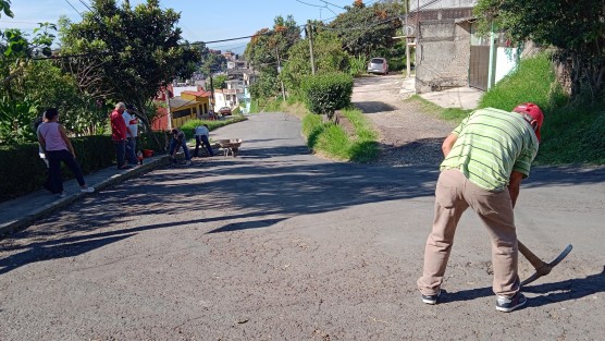 Ante la nula respuesta de autoridades municipales de reparar la calle Agua Dulce de la colonia Niños Héroes, vecinos del lugar decidieron comprar material y repararla ellos mismos.  