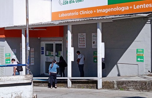 En los laboratorios privados de la ciudad de Xalapa cada día se presentan más personas a solicitar su prueba de anticuerpos para saber si están contagiados de Covid-19.  El precio va desde $800 hasta $1400 .