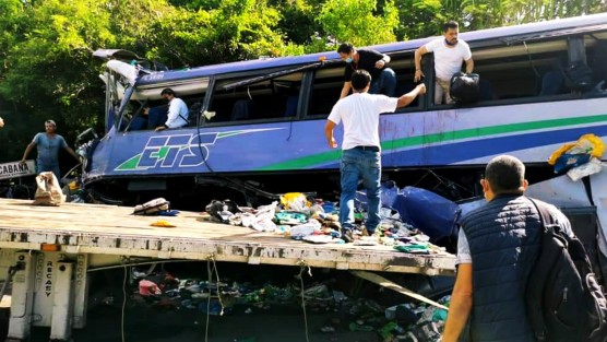 La tarde de este jueves se registró un accidente al desprenderse la caja de un trailer e impactar a un autobús que trasladaba trabajadores de la PNLV.  Los hechos en en el kilómetro 180, de la vía Cardel-Palma Sola. 