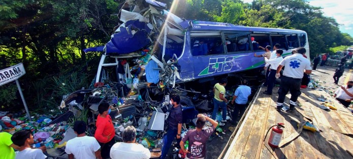 La tarde de este jueves se registró un accidente al desprenderse la caja de un trailer e impactar a un autobús que trasladaba trabajadores de la PNLV.  Los hechos en en el kilómetro 180, de la vía Cardel-Palma Sola. 
