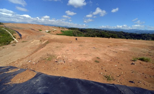 Después de ser prácticamente un tiradero a cielo abierto, el relleno sanitario de El Tronconal durante la administración de la empresa trasnacional Veolia México, no se nota mucha diferencia ahora que lo administra el municipio de Xalapa. 