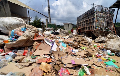 Alrededor de 20 familias son las que dependen directamente de un pequeño centro de reciclaje que se encuentra muy cerca del relleno sanitario Xalapa, y de algunas más que acuden a vender lo pepenado o escogido en los camiones de basura locales.