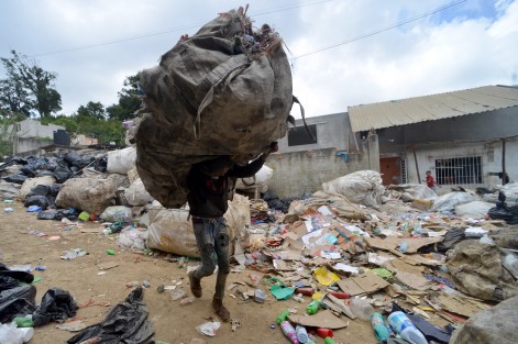 Alrededor de 20 familias son las que dependen directamente de un pequeño centro de reciclaje que se encuentra muy cerca del relleno sanitario Xalapa, y de algunas más que acuden a vender lo pepenado o escogido en los camiones de basura locales.