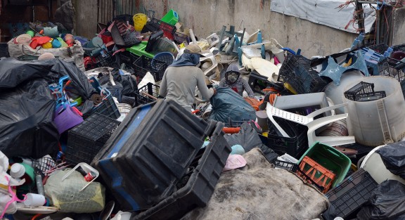Alrededor de 20 familias son las que dependen directamente de un pequeño centro de reciclaje que se encuentra muy cerca del relleno sanitario Xalapa, y de algunas más que acuden a vender lo pepenado o escogido en los camiones de basura locales.