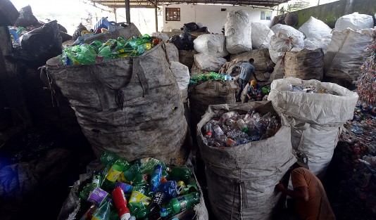  La labor es titánica, ya que son miles de botellas las que se tienen que clasificar por día; además de separar otro tipo de materiales como cartón y plásticos duros. Una paca ya compactada pesa alrededor de 200 kilos y esta sólo se mueve con montacarga y en tráilers que llevan lo reciclado a Ciudad de México, donde habrán de convertirse en playeras. 