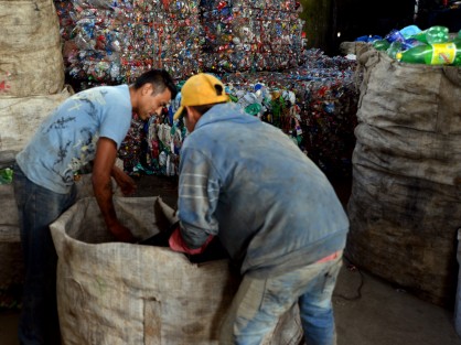  Sólo le piden a los xalapeños que tengan conciencia de su residuos, y que si puede separen y aplasten sus botellas de plástico, eso les facilitaría su trabajo y el riesgo que esto representa.
