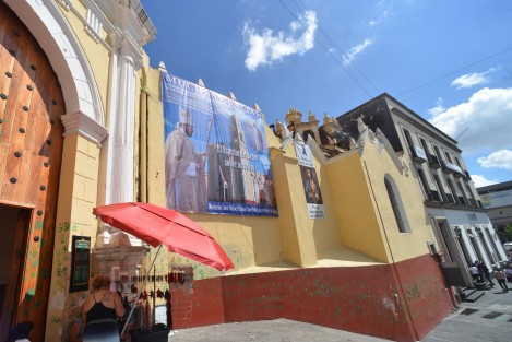 Este 13 de Agosto, el Arzobispo Hipólito Reyes Larios cumpliría 75 años, sin embargo, como es conocido, sorpresivamente falleció el pasado domingo. En la Catedral, con una enorme manta, sacerdotes y el Obispo Auxiliar agradecen las oraciones de los fieles por su eterno descanso.   