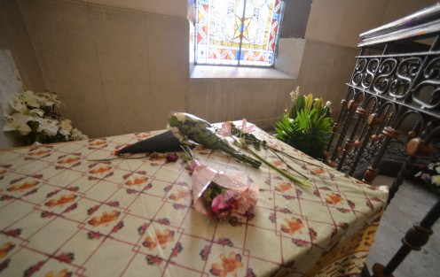 Fieles visitan la tumba del Arzobispo Hipólito Reyes Larios, en la Catedral de Xalapa. 