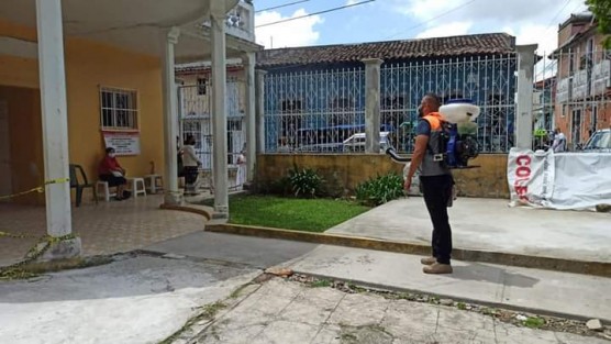 Protección Civil Teocelo y Seguridad Pública  Municipal  trabajan de manera conjunta  para la reducción de la movilidad urbana al interior de nuestro  municipio, además de  desinfectar los espacios  públicos en los que se genera aglomeraciones. 