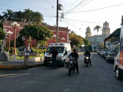 Protección Civil Teocelo y Seguridad Pública  Municipal  trabajan de manera conjunta  para la reducción de la movilidad urbana al interior de nuestro  municipio, además de  desinfectar los espacios  públicos en los que se genera aglomeraciones. 