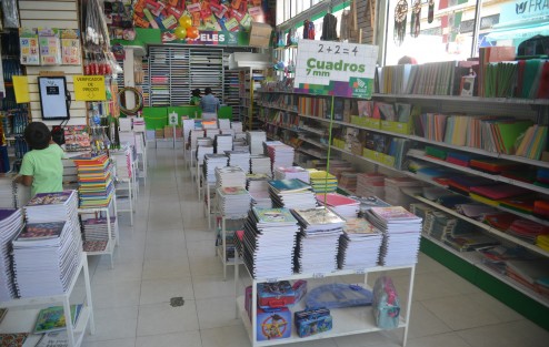 Papelerías del centro de la ciudad de Xalapa se declaran listas para la venta de útiles escolares e insumos para las medidas sanitarias contra Covid-19, que están siendo incluidas en las listas de útiles de los pequeños que acudan a clases presenciales.